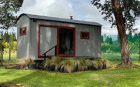 Waiata Shepherds Hut- Off Grid Retreat